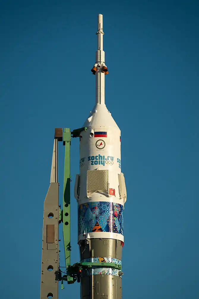 Старт космического корабля «Союз» с олимпийским факелом