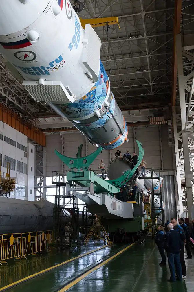 Старт космического корабля «Союз» с олимпийским факелом