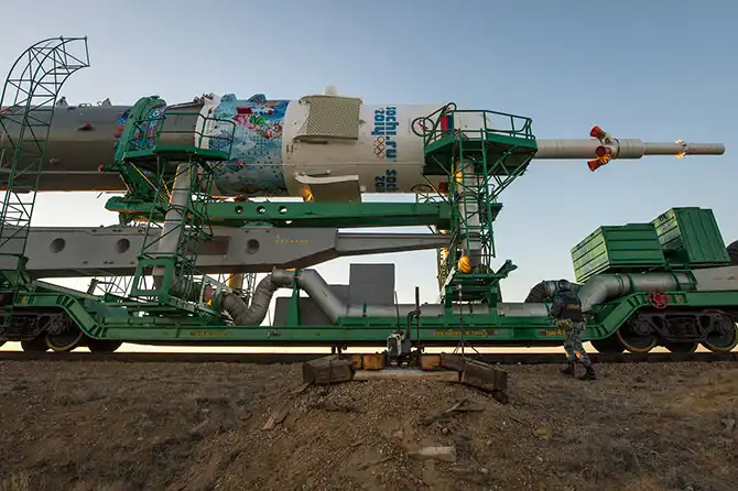 Старт космического корабля «Союз» с олимпийским факелом