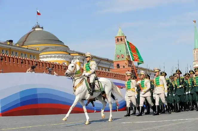 7 знаменитых парадов на Красной площади