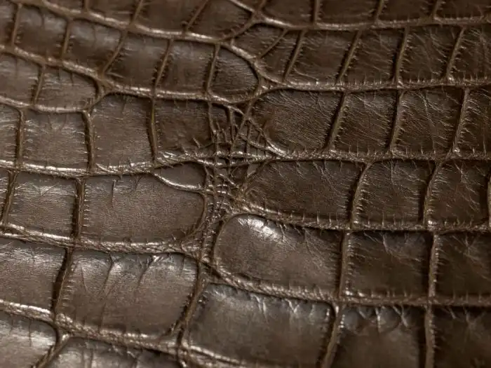 Производство сумок из крокодильей кожи