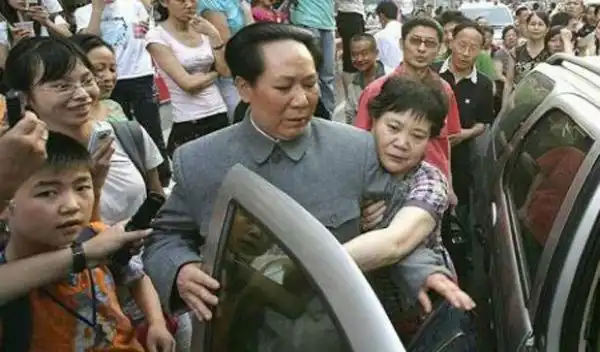 Китайская бабенка устроилась на работу Мао Цзэдуном