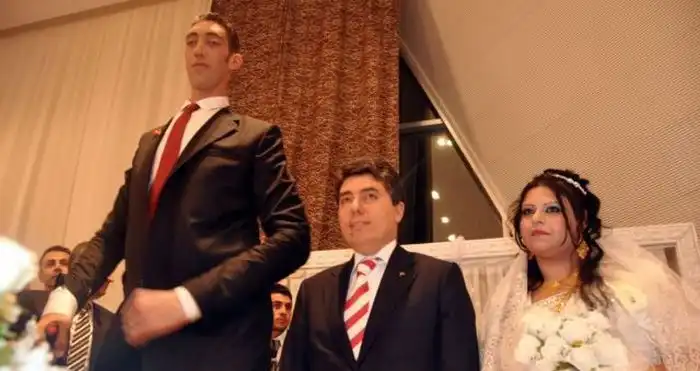 Свадьба самого высокого человека в мире по имени Султан Косен