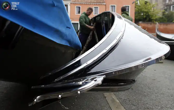 Как изготавливают гондолы в Венеции