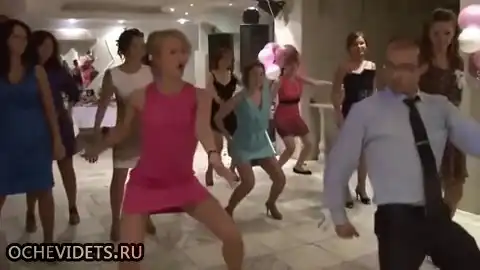 Мужик учит девушек танцевать.............