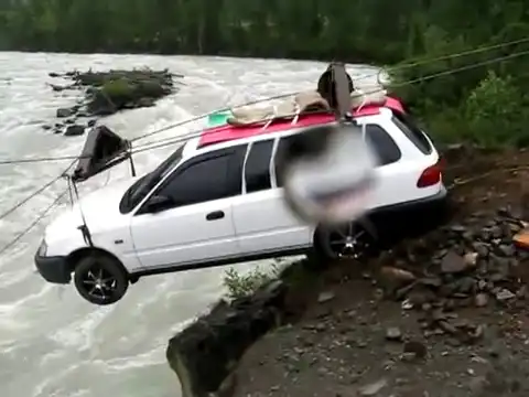 Сумасшедшая переправа автомобиля через горную речку