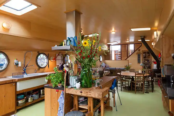 Дом на барже в Амстердаме