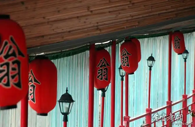 Удивительный висячий ресторан в Китае
