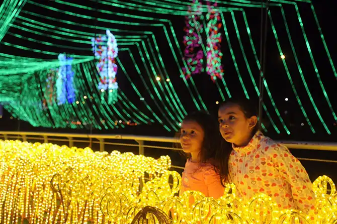 22 примера праздничных огней на улицах городов