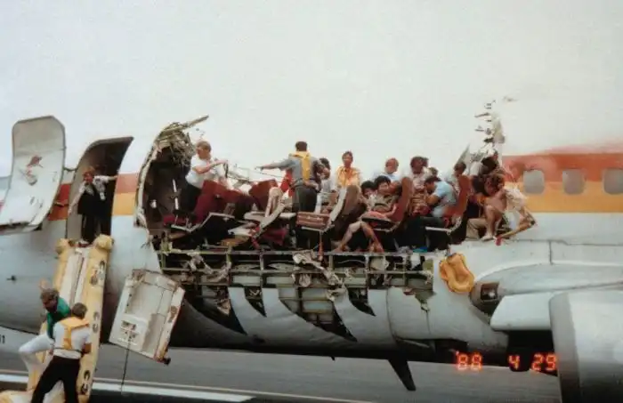 243 Алоха Эрлайнз: невероятная посадка поврежденного самолета