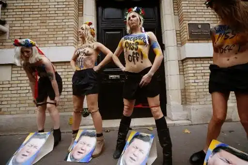Как Femen мочили портреты президента Януковича