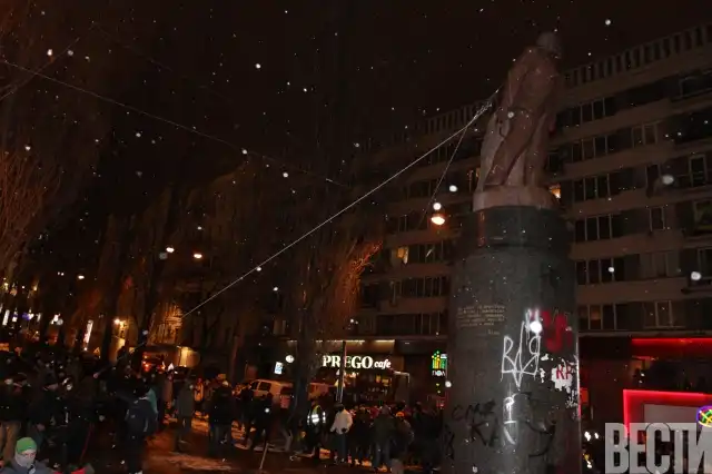 Участники "Евромайдана" снесли памятник Ленину в центре Киева