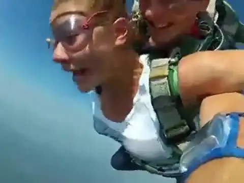 Перепуганная девушка и прыжок с парашютом