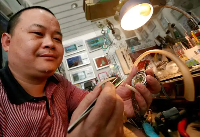 Китаец 20 лет отращивает ноготь и делает из него ожерелье