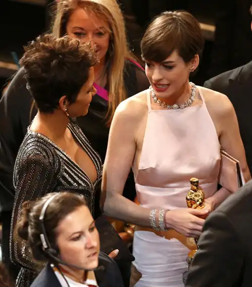 Грудь Энн Хэтэуэй на «Оскаре» затмила ногу Анджелины Джоли