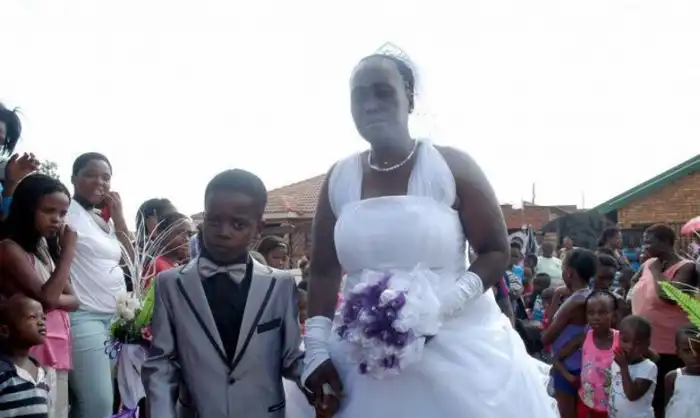 Свадьба 8-летнего мальчика и 61-летней женщины