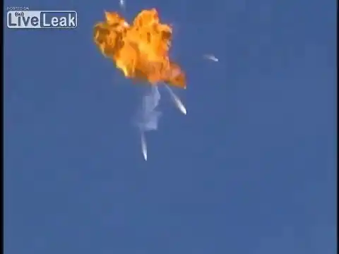Взрыв самолета сразу после десантирования пилота