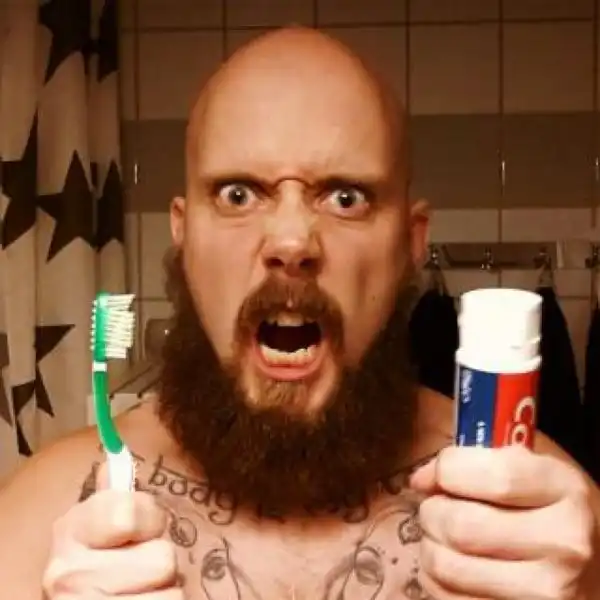 Как чистят зубы настоящие мужики