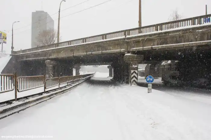 Сильнейший снегопад парализовал Киев на несколько дней