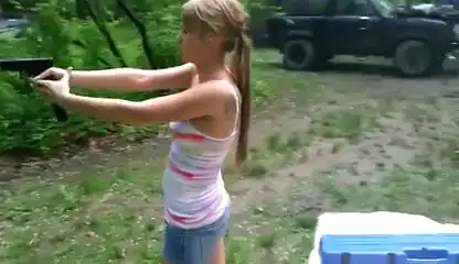 Жесткий фэйл во время стрельбы девушки из пистолета