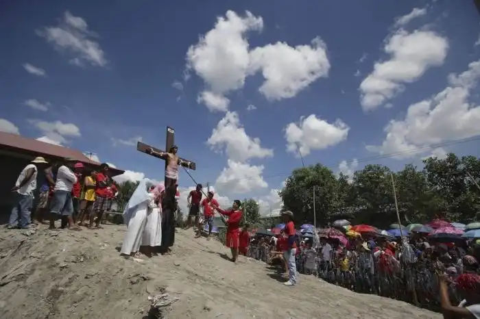 Верующие на Филиппинах распяли себя на крестах