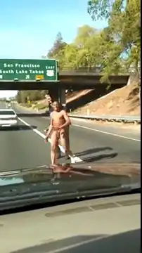 Сумасшедший негр, голяка разгуливал по шоссе