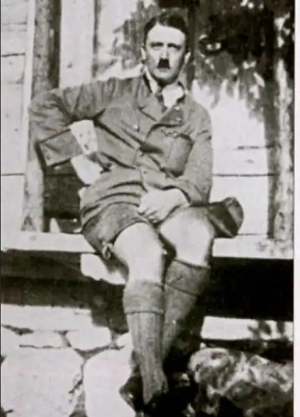 Запрещенные фотографии Гитлера в коротеньких шортиках