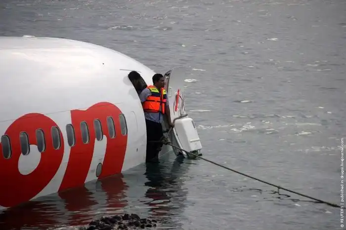Авиакатастрофа на Бали: самолет упал в море, но никто не погиб