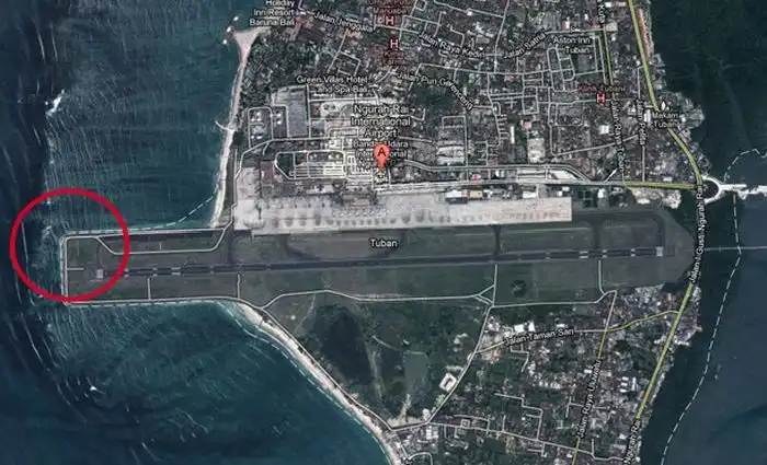 Авиакатастрофа на Бали: самолет упал в море, но никто не погиб