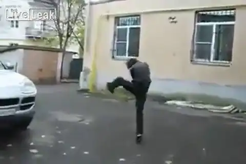 Мальчик-идиот показывает свои навыки карате
