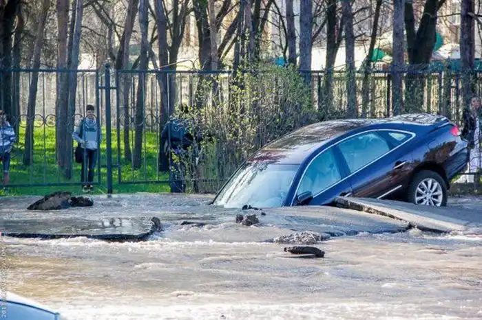В Киеве под асфальт нырнул автомобиль