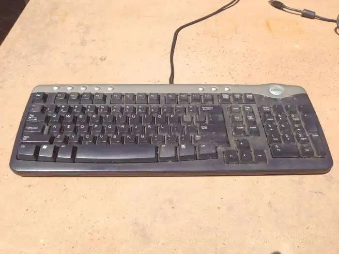Как нужно правильно чистить грязную клавиатуру