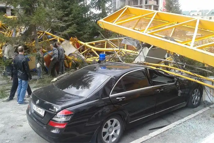 В Новосибирске башенный кран упал на машину замгенпрокурора РФ