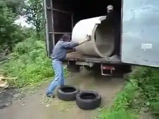 Как не надо разгружать грузовик