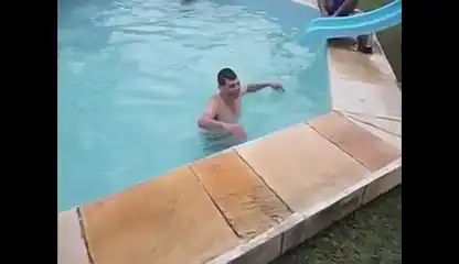 Неудачная попытка съехать с горки с бассейн