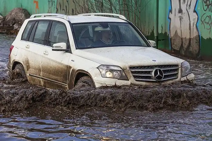 Гигантская московская лужа не помеха для наших автовладельцев