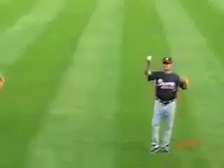 Классный способ поймать бейсбольный мяч, благодаря бокалу с пивом