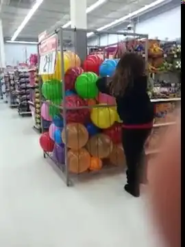 Девушка зря залезла в ящик с мячами в магазине