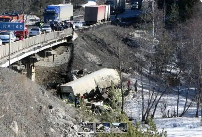 Два груженных автомобиля "КамАЗ" упали с моста