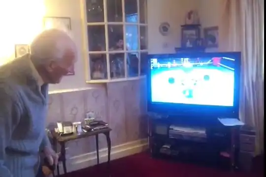 Дедуля играет в бокс на видеоприставке
