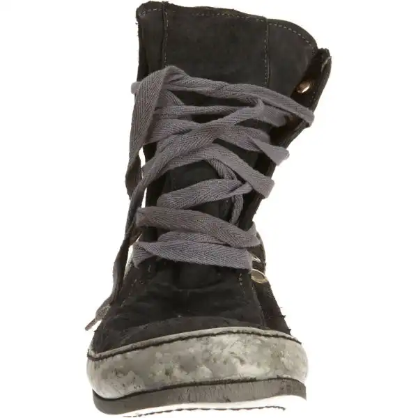 Угадайте, сколько стоят эти старые и грязные кроссовки?