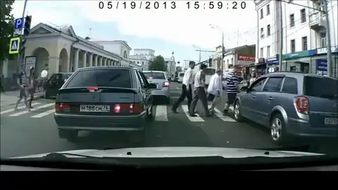 Пешеход проучил водителя за остановку на переходе