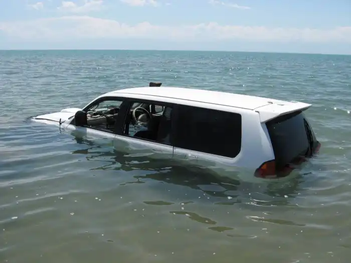 Пьяный водитель думал, что его джип умеет плавать