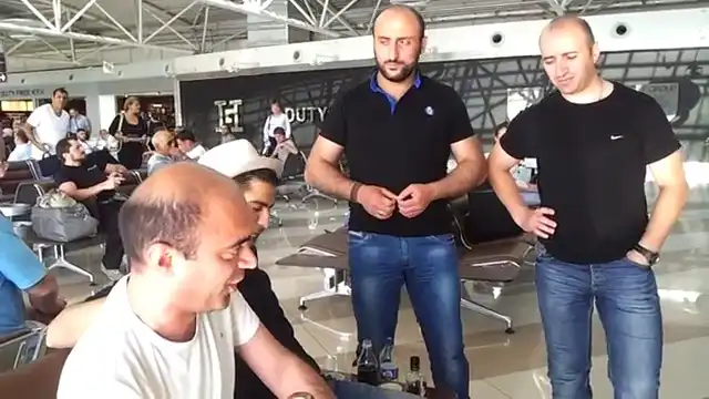 Как развлекаются в аэропорту гости из Грузии