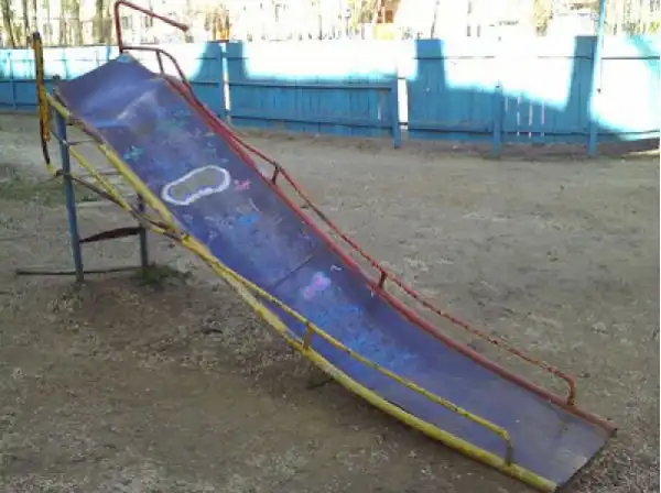 Русские детишки начинают привыкать к сложностям еще на детских площадках