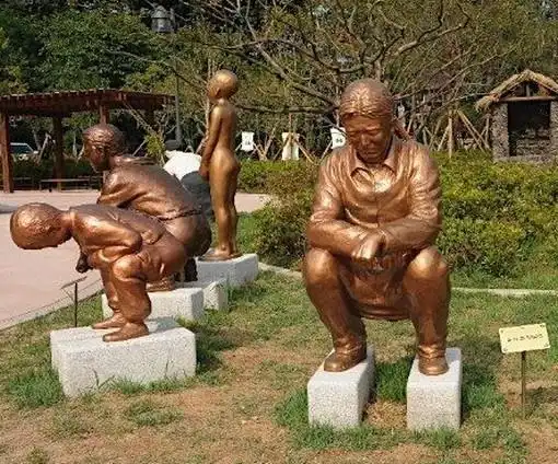Корейский парк с необычными скульптурами