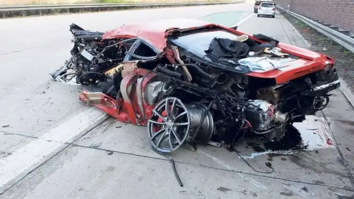 Спорткар Ferrari 430 Scuderia после аварии на скорости 300 км/ч