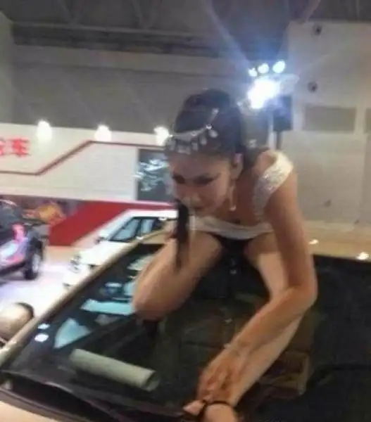 Девушка с китайского автосалона по полной отрабатывает зарплату