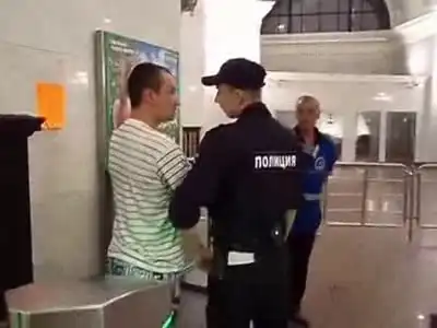 Пьяный пассажир метрополитена против полицейского