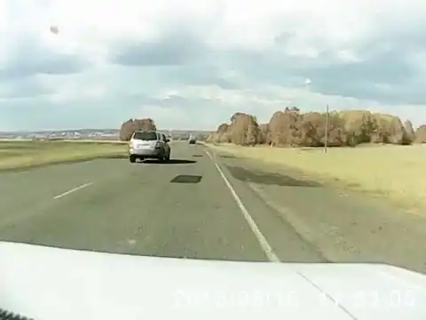 Жесткая авария на трассе во время обгона